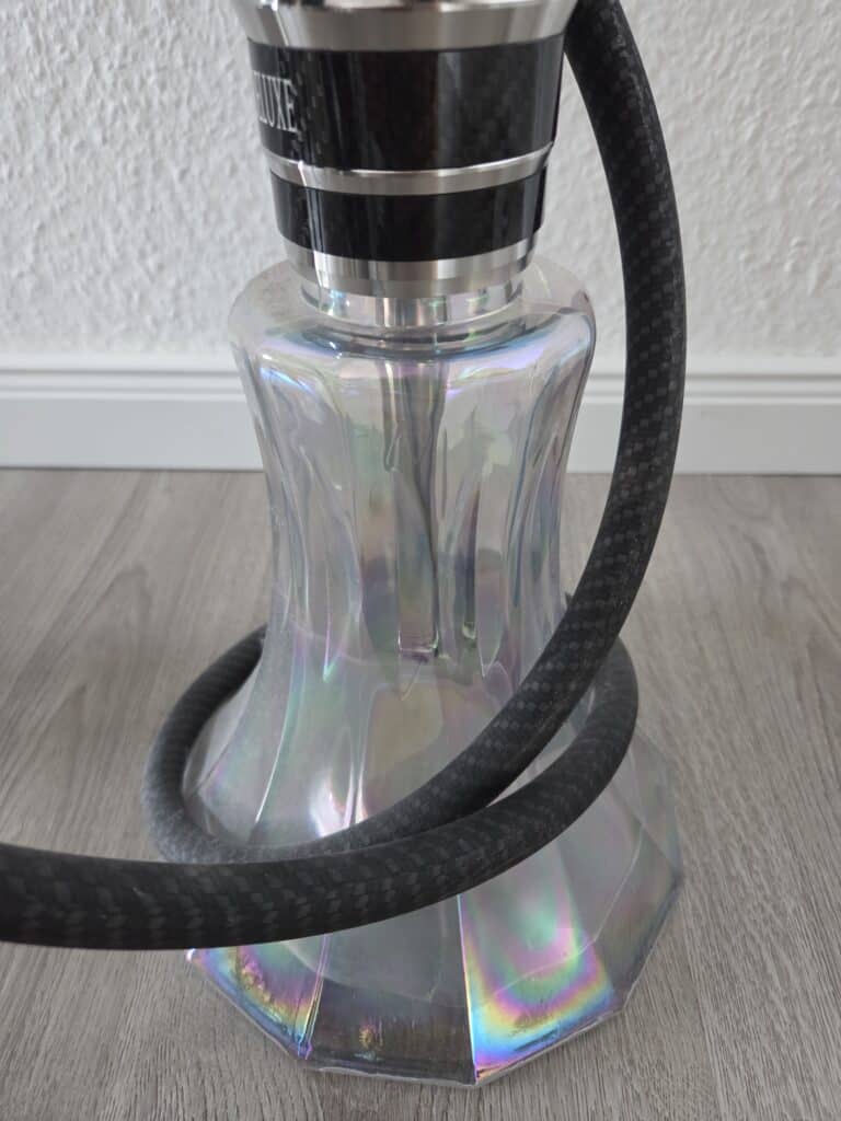 Glasbowl für Shisha mit holographischem Effekt und schwarzem Schlauch.