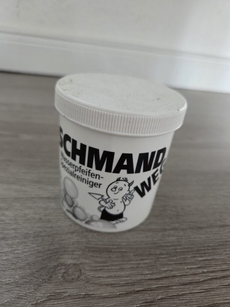 Schmand-Behälter auf Holztisch, Shisha-Zubehör.