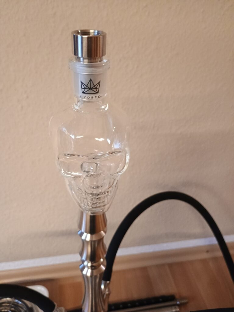 Rauch-Hookah mit Skull-Motiv, Edelstahl und Glas, ideal für Shisha-Liebhaber.