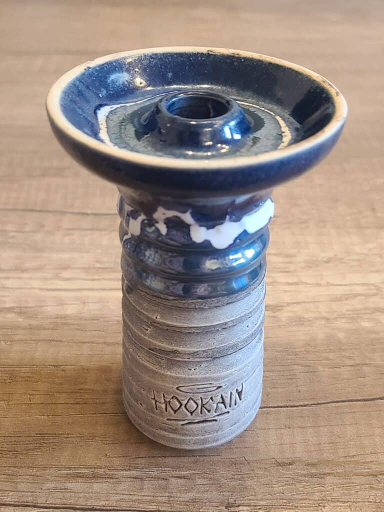 Dekorativer Shisha-Kopf aus Keramik und Glas, ideal für Wasserpfeifen.