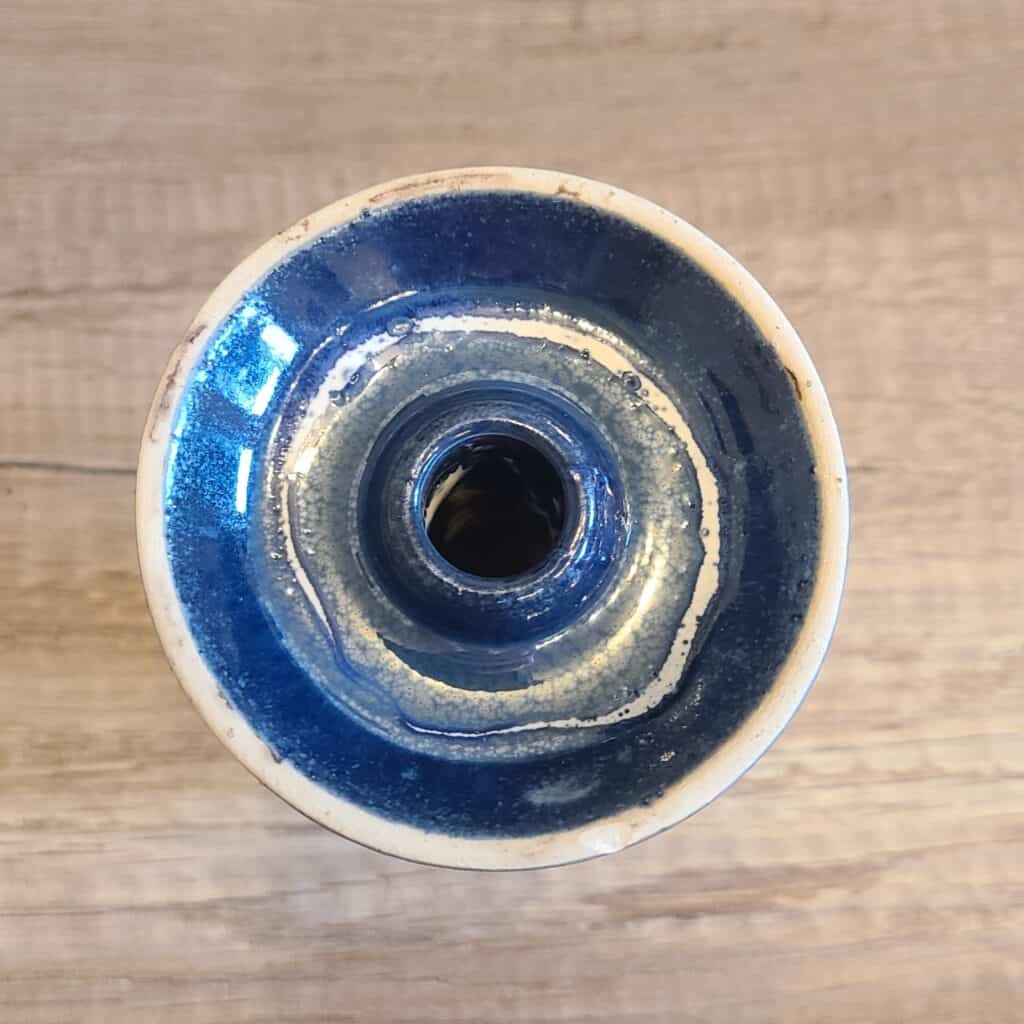 Schüssel mit blauer Glasur, Nahaufnahme, Holzuntergrund, detailreiche Ansicht.