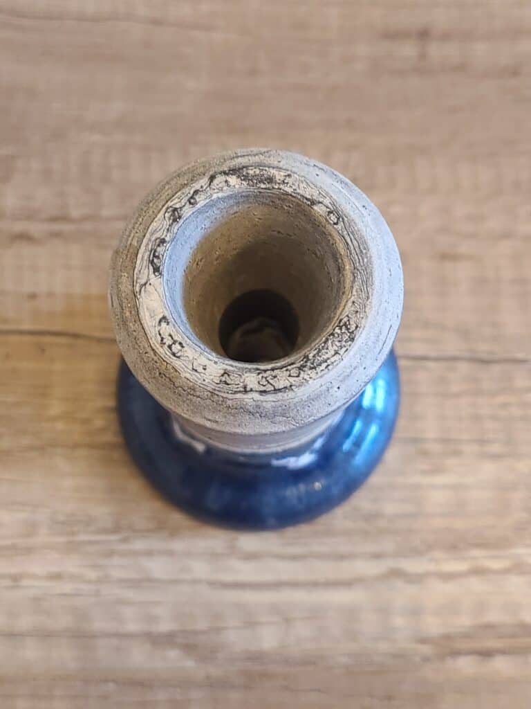Rauchvase für Shisha mit blauer Basis, Nahaufnahme, auf Holztisch.