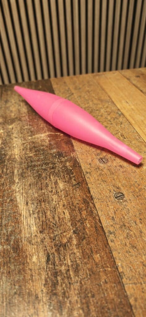 Pinke Glasbowl für Shisha, auf Holzuntergrund.