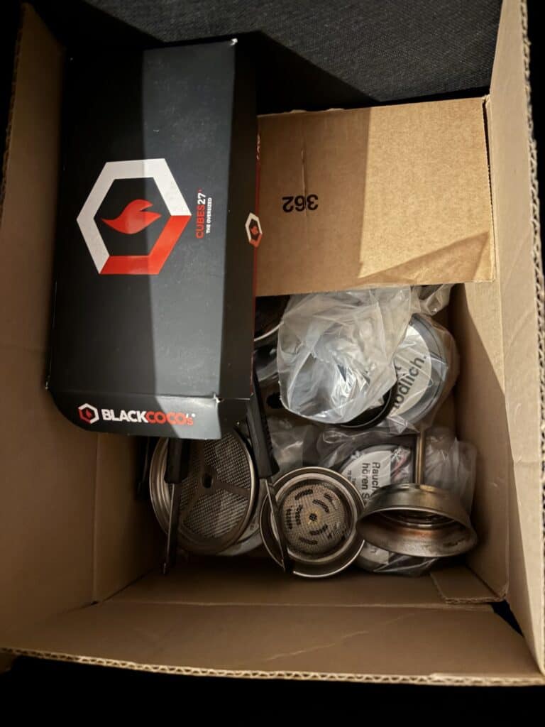 Verschiedene Shisha Ersatzteile und Zubehör in Karton verpackt.
