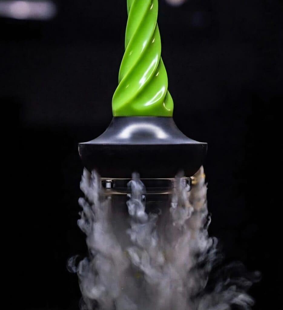 Grüne Glasbowl für Shisha mit Rauchentwicklung, Nahaufnahme.