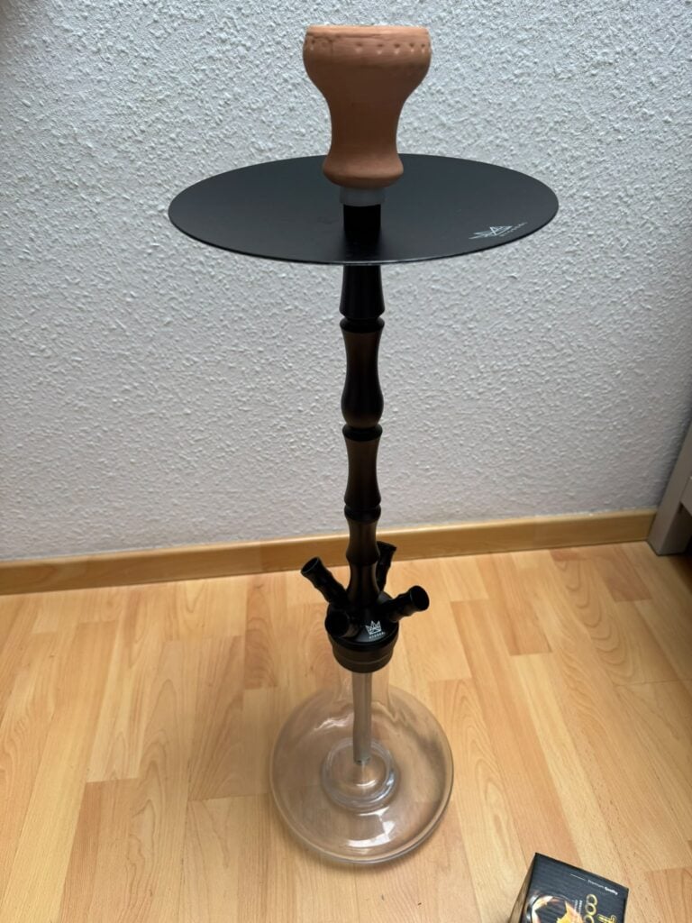 Shisha-Hookah mit Glasbasis und schwarzem Glasaufsatz.