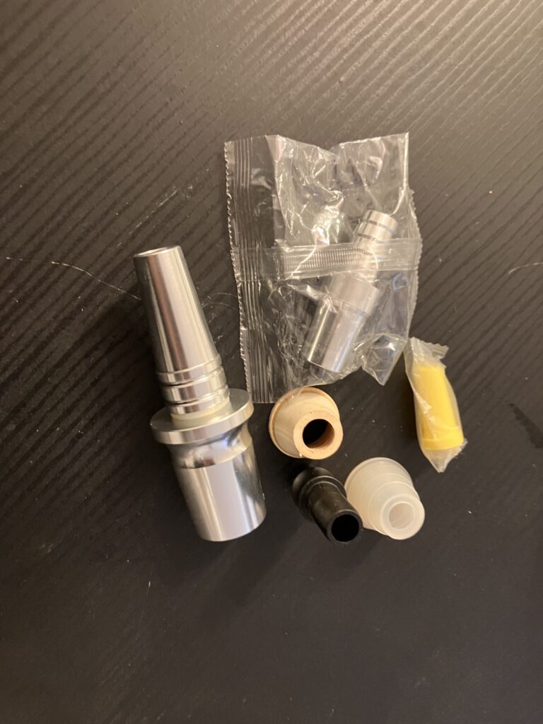 Verschiedene Ersatzteile für Shisha, inklusive Silikonschlauch und Adapter.