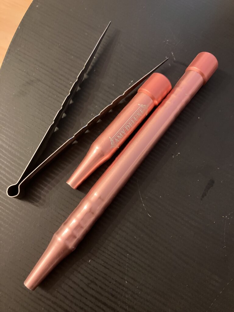 Reparaturset für Shisha-Schläuche mit Nadeln und Werkzeugen.