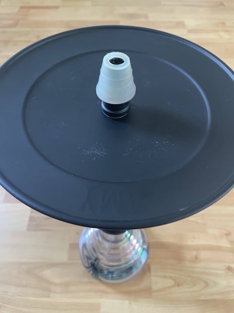 Schwarzer Shisha-Teller mit Silikondichtung und Adapter, ideal für Wasserpfeifen, auf Holzfuß.