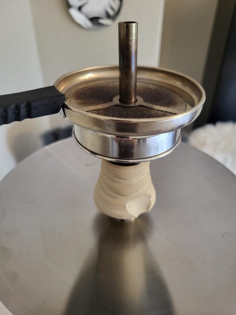 Shisha-Glasbowl mit Metallaufsatz und Schlauchanschluss.