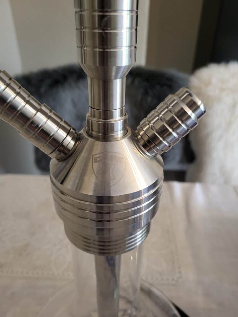 Hochwertige Edelstahl-Shisha mit Metall- und Glasbestandteilen.
