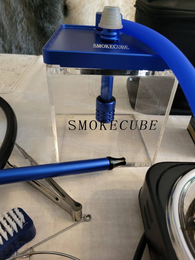 Transparente Glasbowl mit blauer Abdeckung für Shisha.