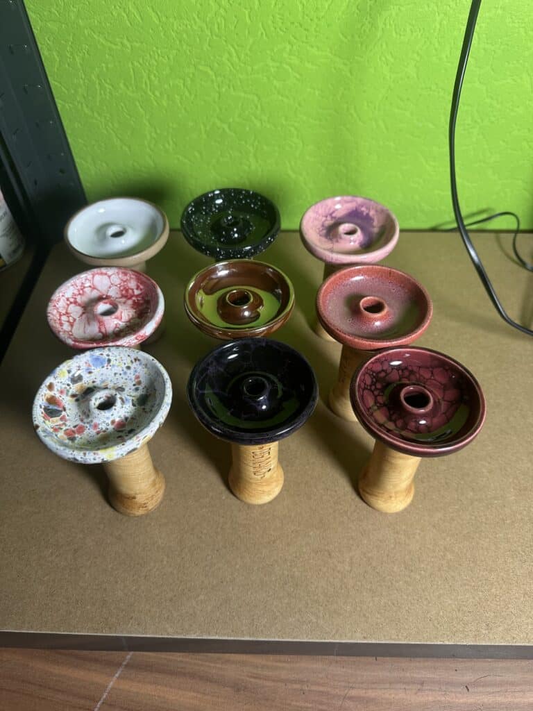 Bunte Shisha-Köpfe in verschiedenen Farben und Mustern, ideal für Wasserpfeifen.