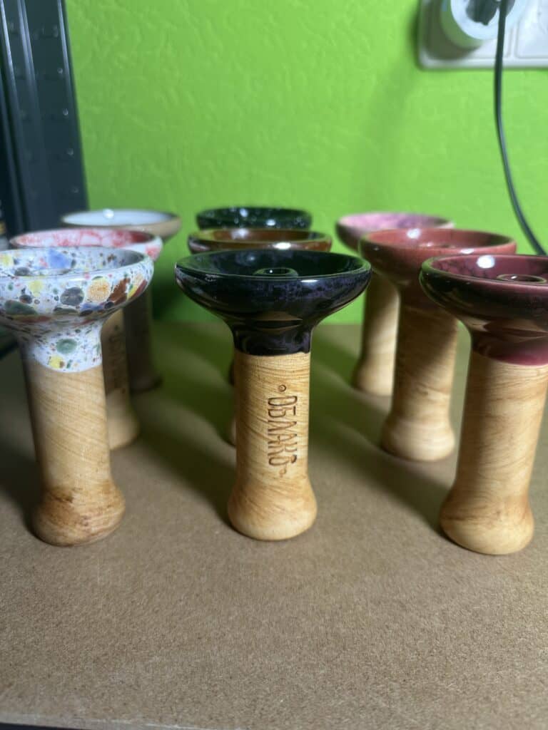 Verschiedene bunte Shisha Köpfe auf einem Tisch.