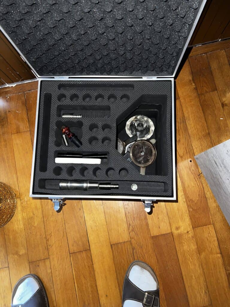 Hartschalenkoffer mit Shisha-Zubehör, inklusive Gläser und Dichtungen.
