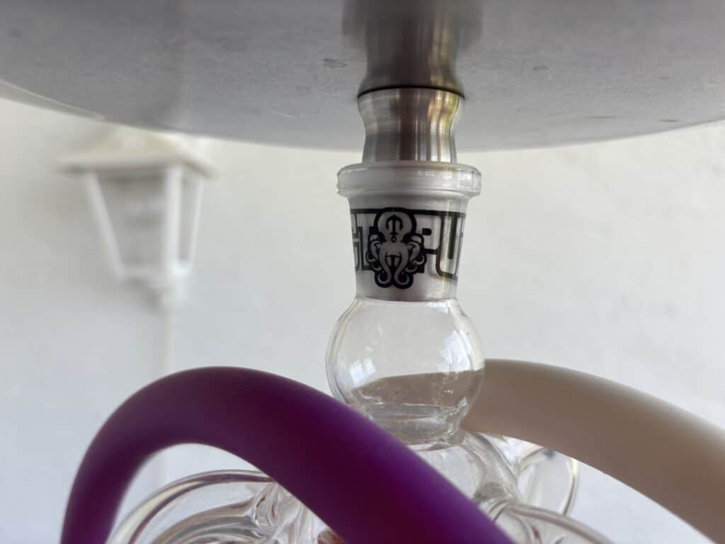 Schlauch und Wasserpfeife für Shisha, Nahaufnahme, mit Wasser und Glas.