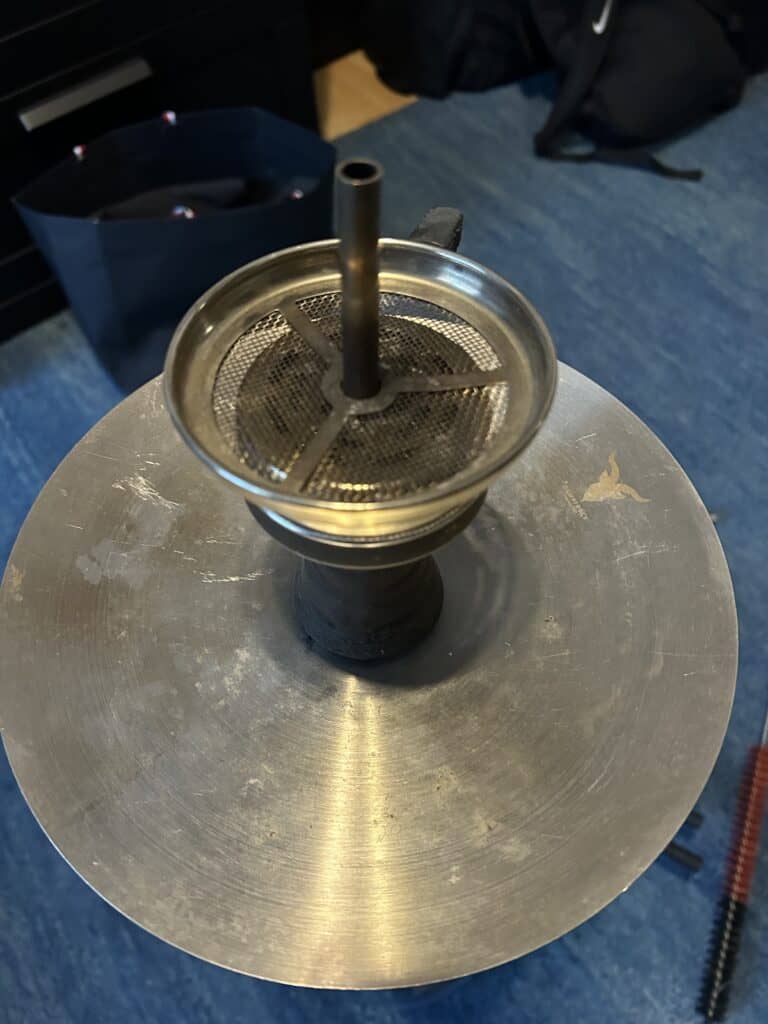 Shisha Glasbowl mit Metallaufsatz und Schlauch.