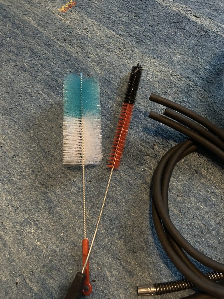 Reinigungsbürsten und Schlauch für Shisha Reinigung.
