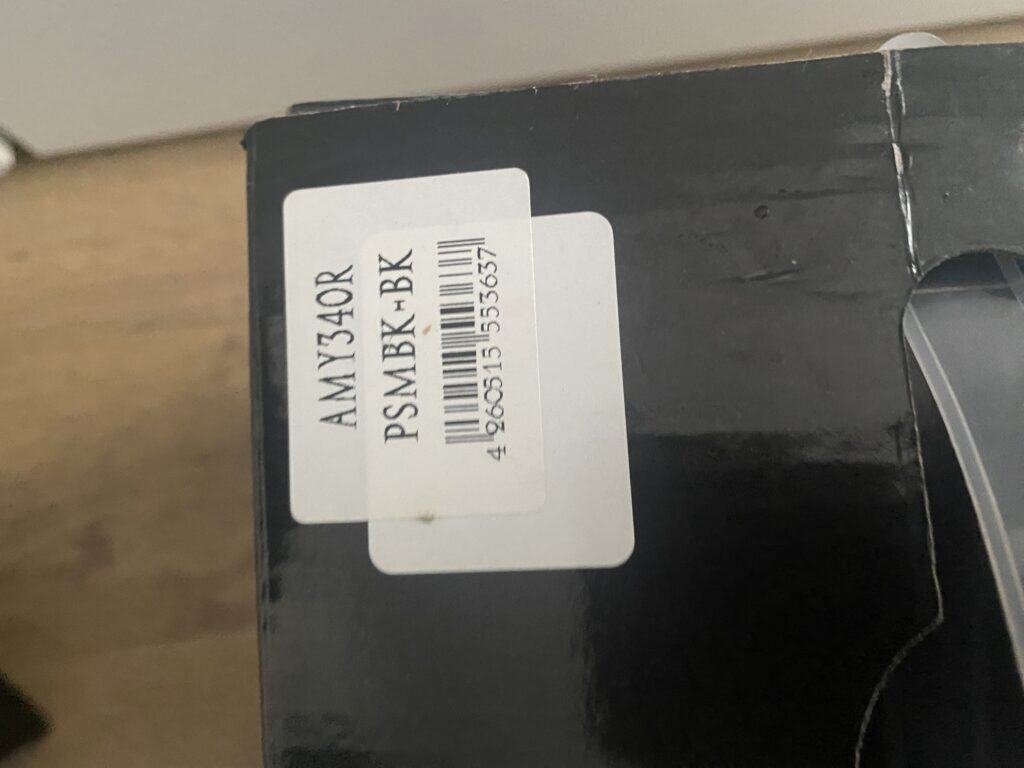 Produktetikett mit Barcode und Modellnummer auf schwarzer Verpackung.