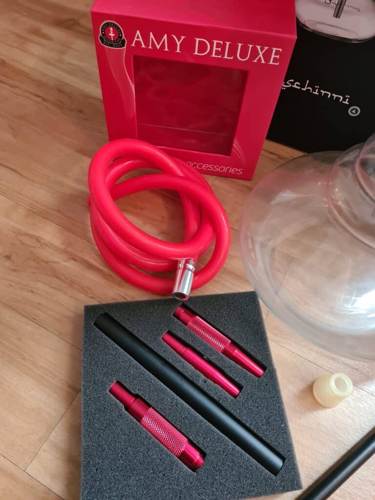 Amy Deluxe Wasserpfeifen Zubehör, roter Schlauch und Zange im Set.