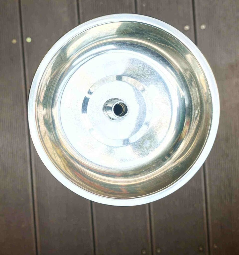 Transparente Glasbowl für Shisha mit Metallanschluss.
