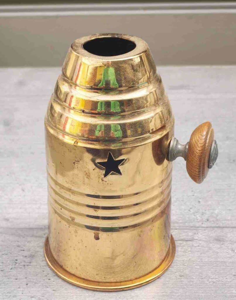 Goldene Shisha Zubehörtartikel mit Holzknopf und Stern-Design.