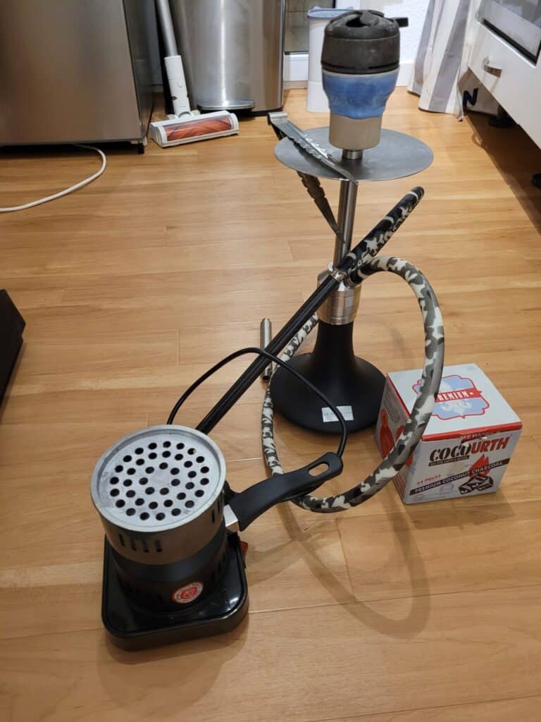 Shisha Bowl Halterung mit Schlauch und Heizkohle.