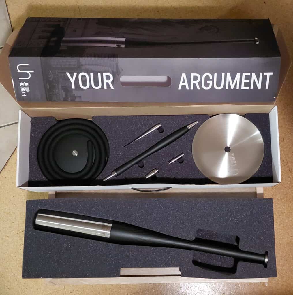 Verschiedene Shisha Zubehörteile in einer Box.