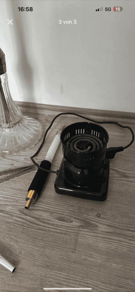 Rauchgerät für Shisha auf Holzoberfläche, Heizgerät, Zubehör, gebrauchte Shisha Teile.