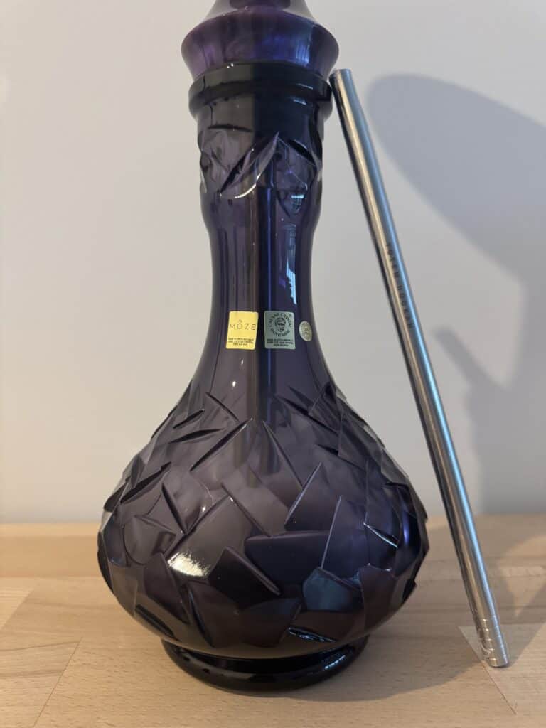 Schwarze Glasbowl für Shisha mit Metallstab.