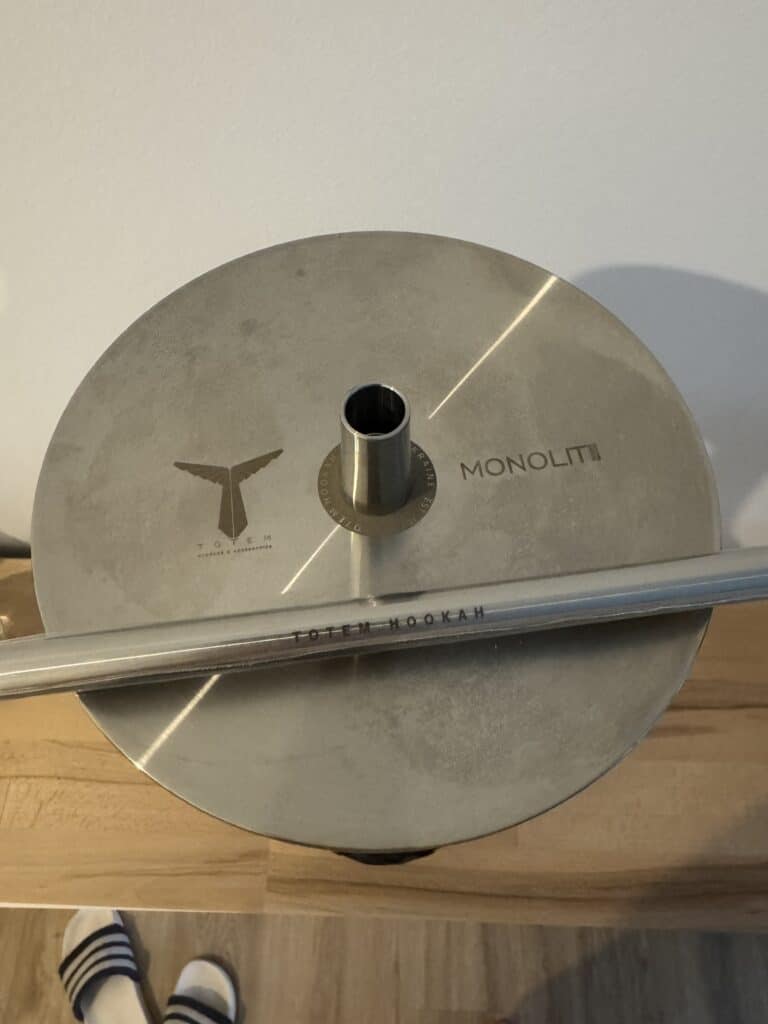 Runde Metall-Glasbowl für Shisha mit Monolith-Logo.