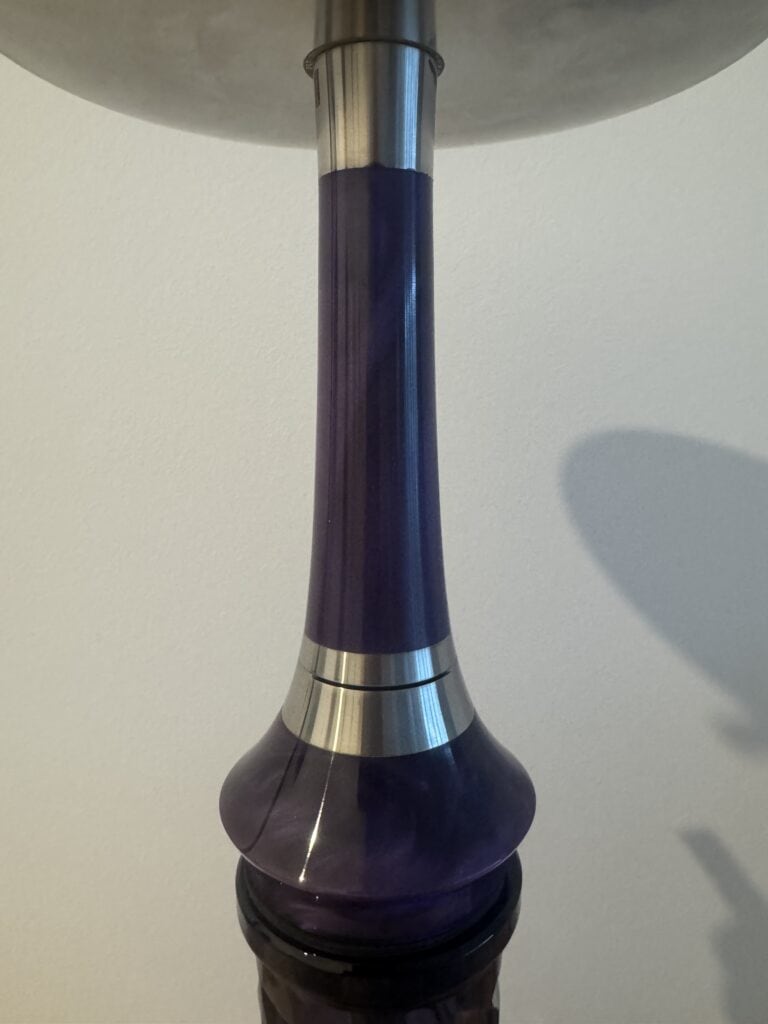 Shisha mit blauer Glasbowl und Edelstahl-Elementen.