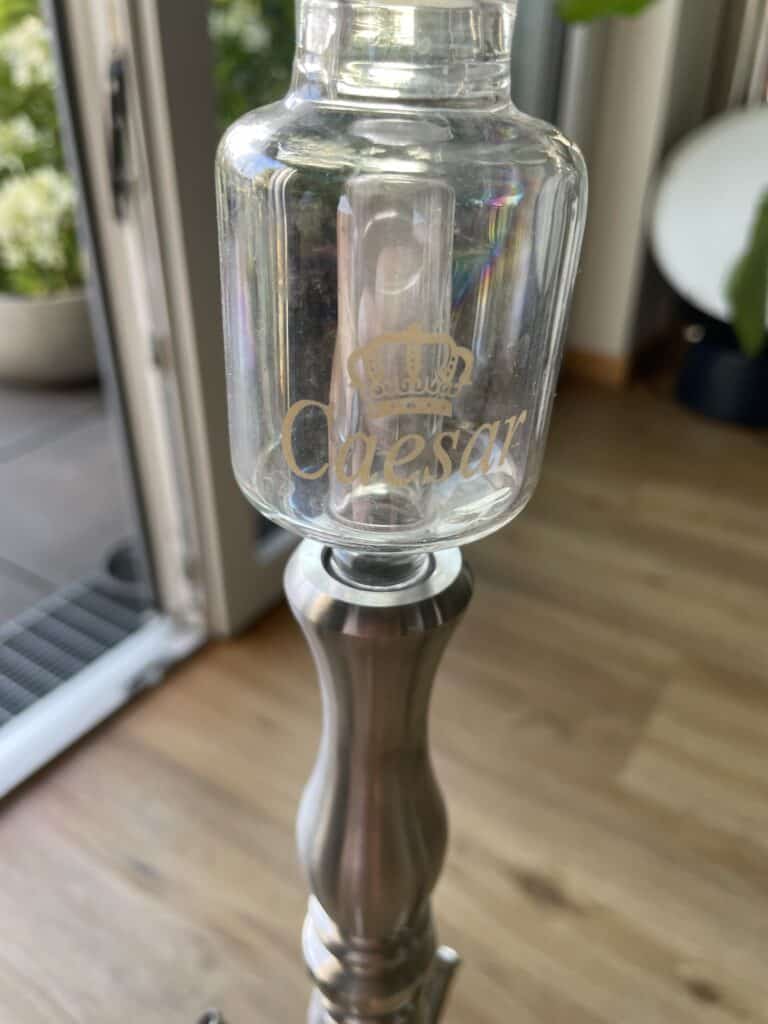 Transparente Glasbowl mit Cesar-Krone und Schrift auf Shisha-Zubehör.