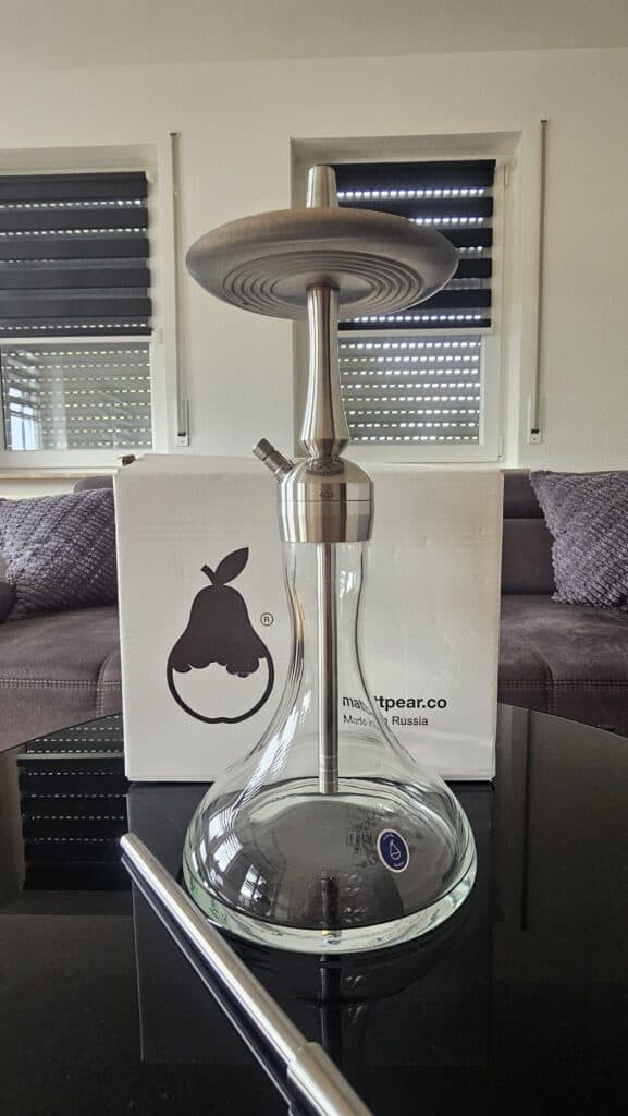 Rauchende Shisha mit Glas- und Metallkomponenten, ideal für Shisha-Liebhaber.
