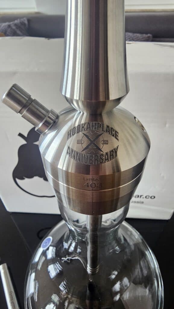 Hochwertiges Hukah-Glas mit Edelstahlaufsatz, ideal für Shisha.