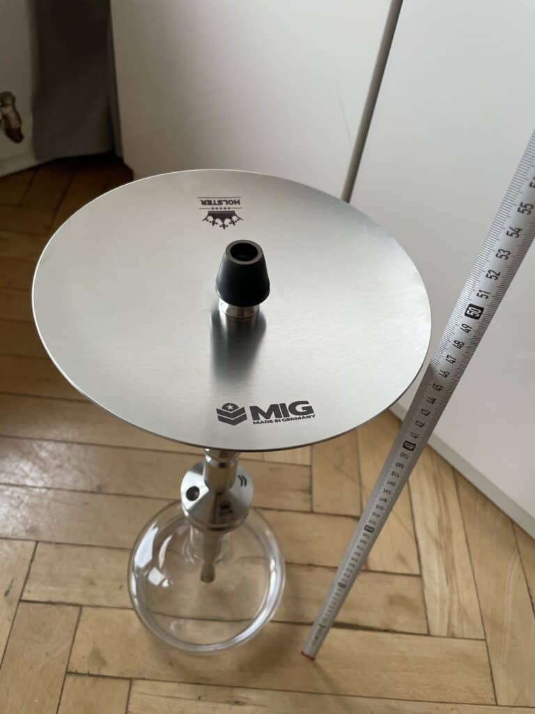 Shisha-Glasbowl mit Metalldeckel und Messlineal für Größenvergleich.
