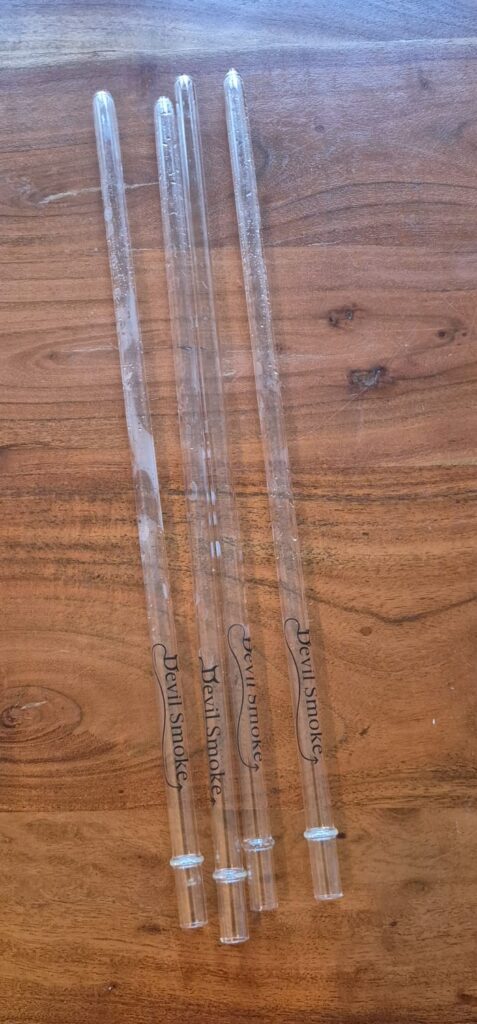 Drei transparente Glasrohre für Shisha, ideal für Wasserpfeifen.