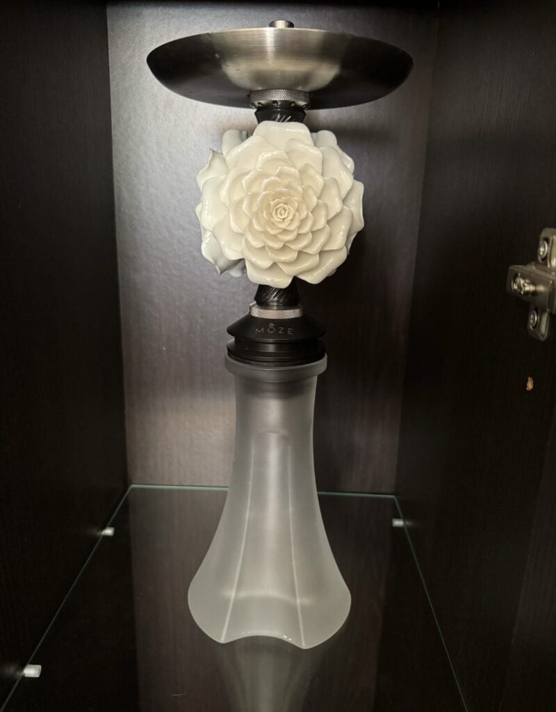 Elegante Shisha mit Blume und Glasbasis, perfekt für Sammler und Genießer.