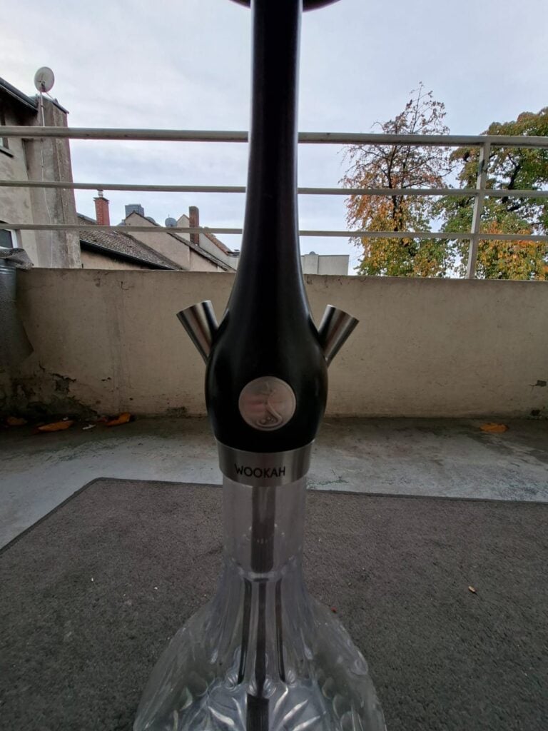 Wasserpfeife mit schwarzem Kopf und Glasbasis, ideal für Shisha-Liebhaber.