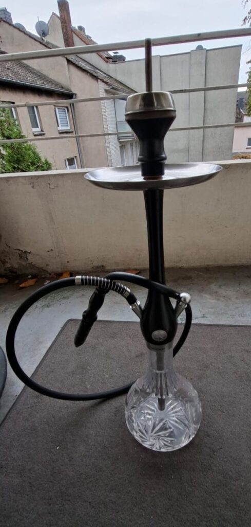 Rauch-Hookah mit Glasbasis, Metallaufsatz und Schlauch, ideal für Shisha-Liebhaber.