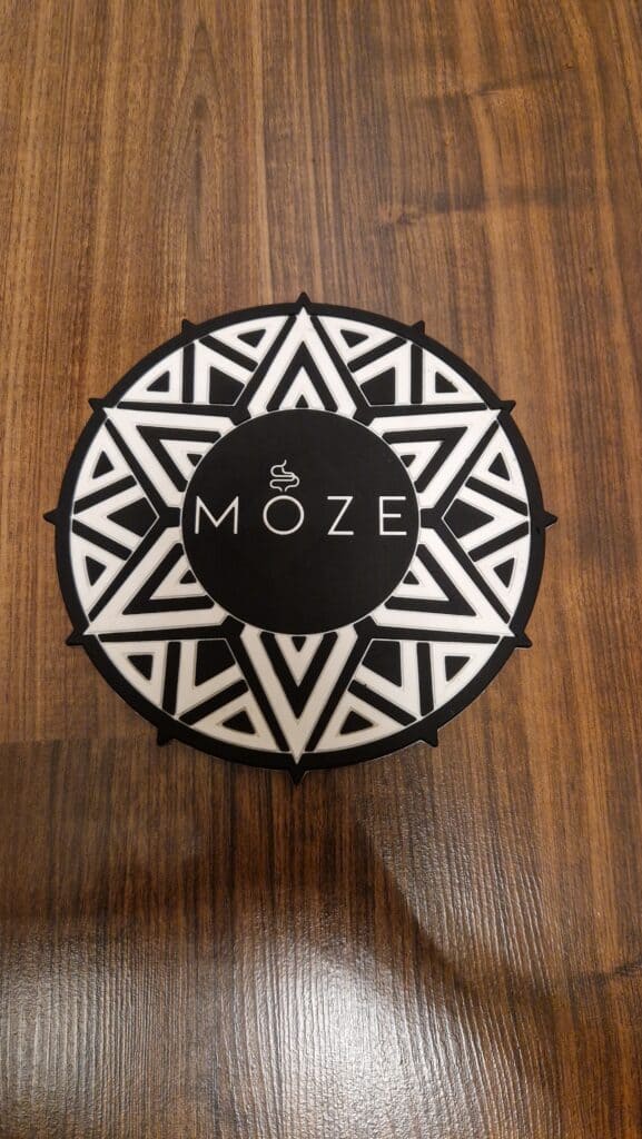 MÖZE Shisha Bowl mit geometrischem Design auf Holzoberfläche.