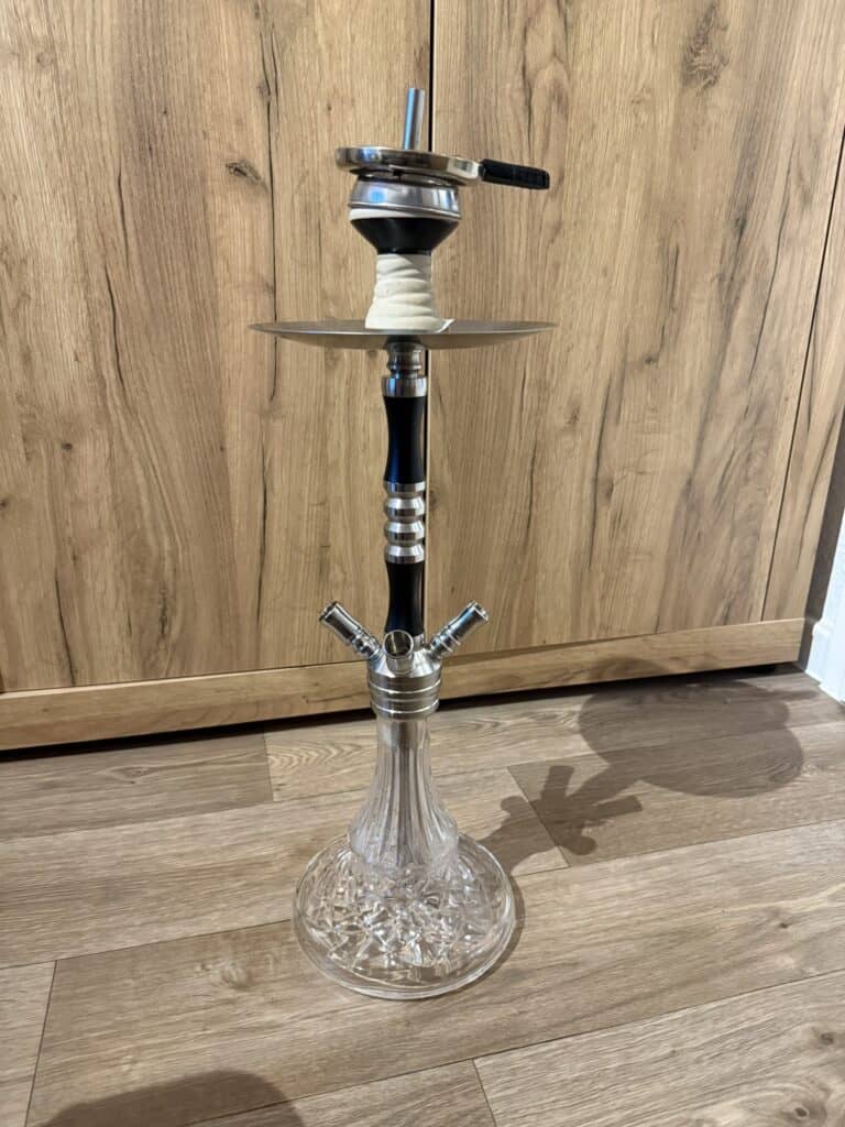 Moderne Shisha mit Glasbowl und Metallteilen.